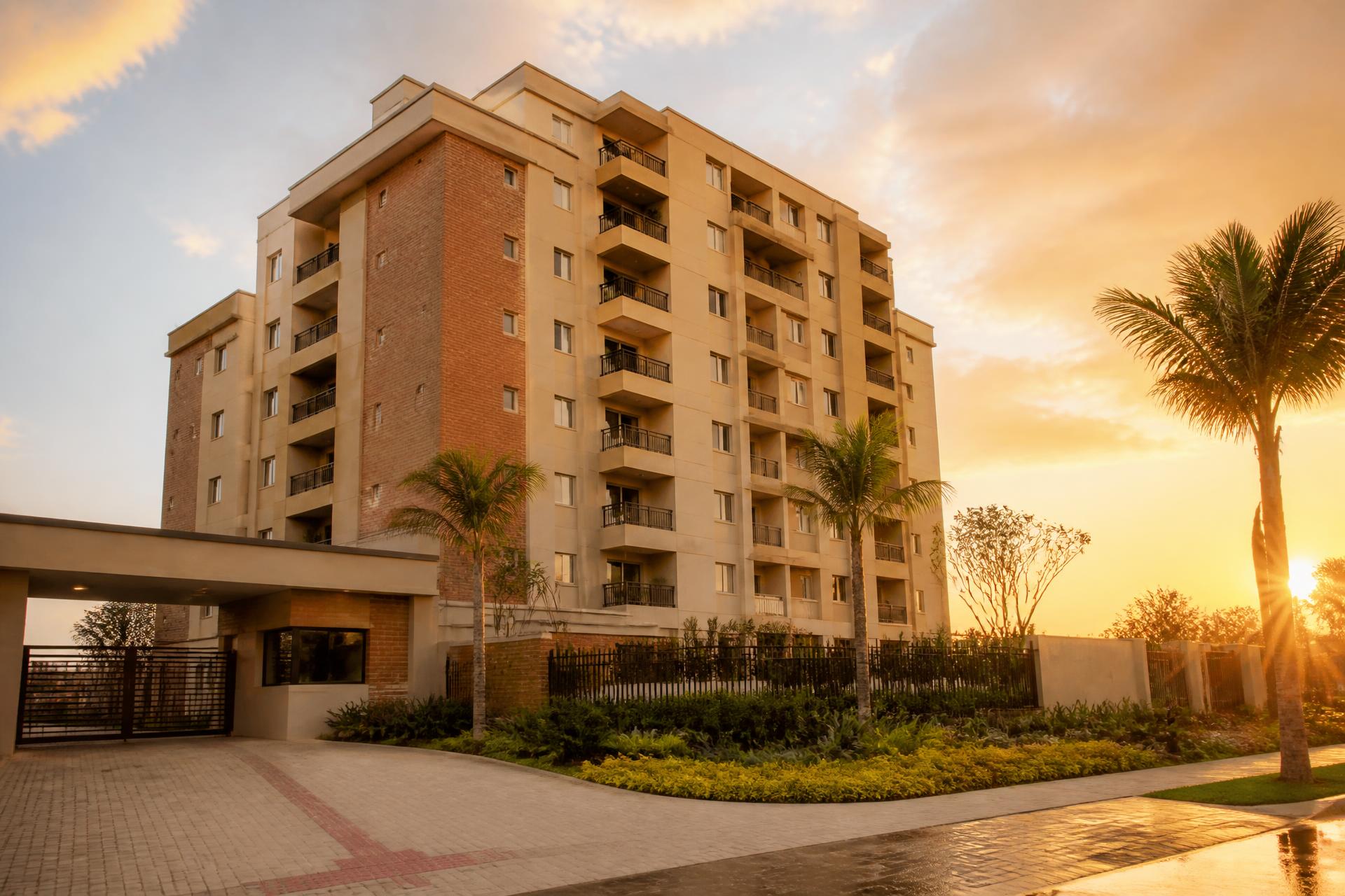Família brasileira em frente a um empreendimento habitacional no Distrito Federal